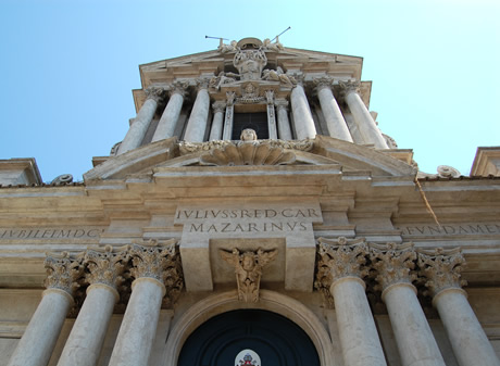 Церковь Святых Винсента и Анастасия в Риме фото