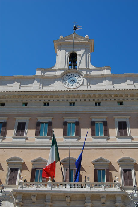 фасад дворца Montecitorio в Риме фото