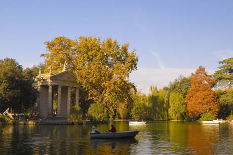 Храм и лодки в парке Вилла Боргезе в Риме фото