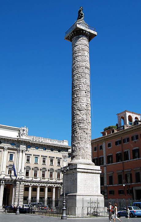 Колонна Марка Аврелия в Риме фото