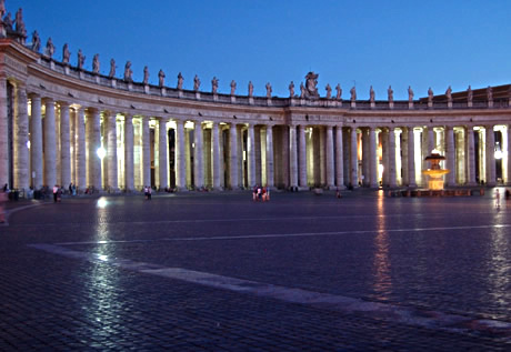 Колоннада площади Святого Петра в Ватикане вечером фото