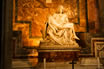 а Пьета Микеланджело в соборе Святого Петра в Ватикане