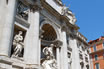 Фонтан Треви в Риме вид сбоку