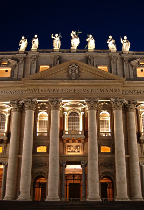 Вход в базилике Святого Петра вечером фото