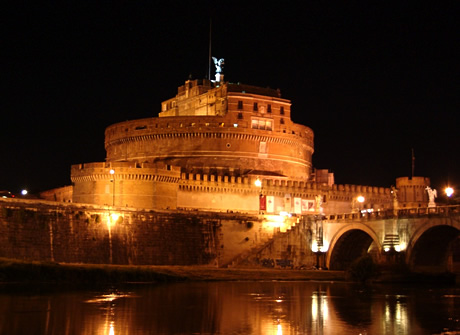Замок Сант-Анджело в Риме вечером фото